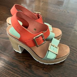 Very comfy and smart platform heel sandals
